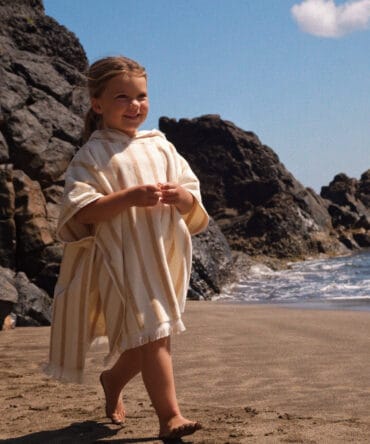 PONCHO PRAIA RISCAS BEGE