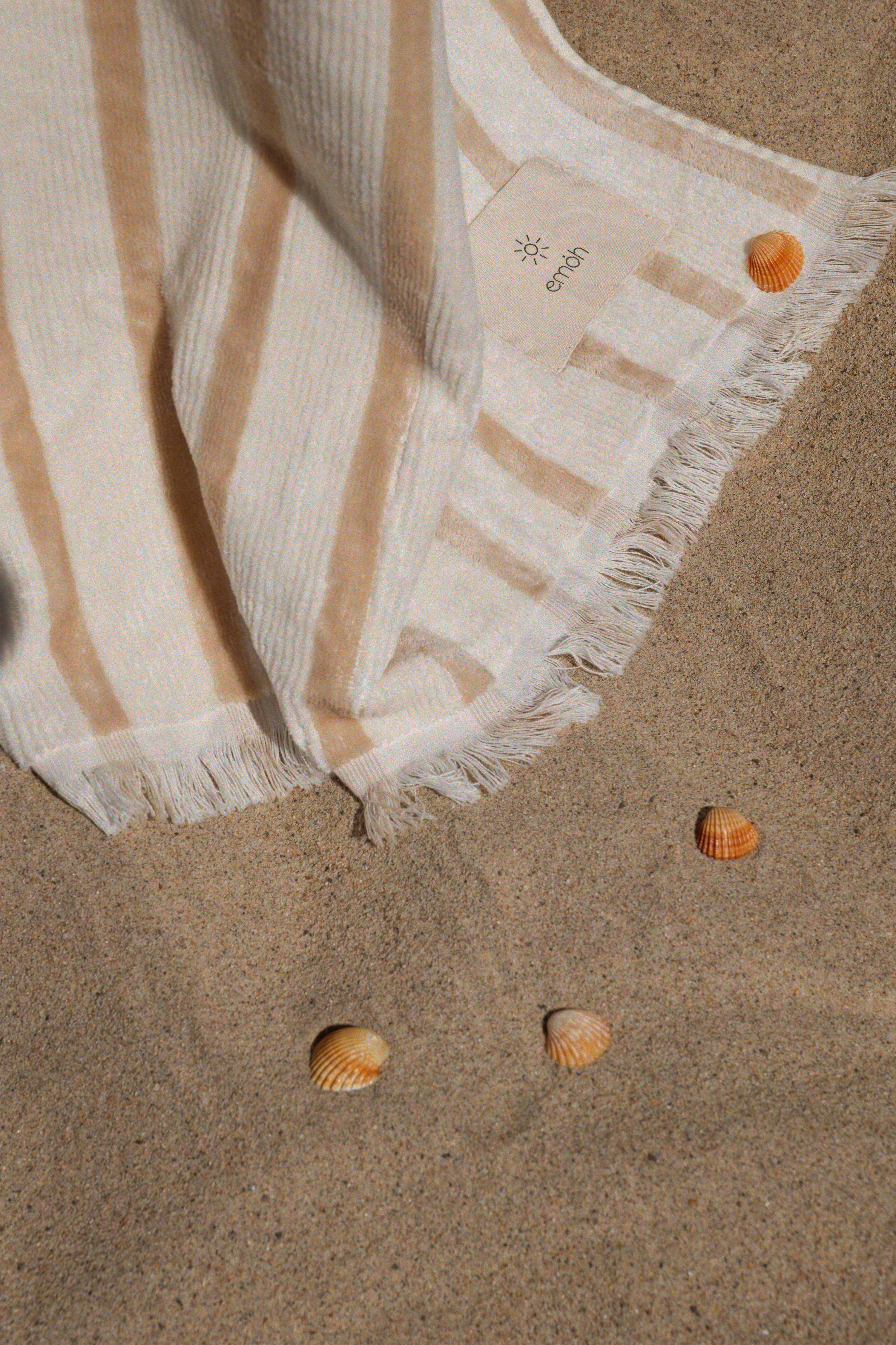 PONCHO PRAIA RISCAS BEGE