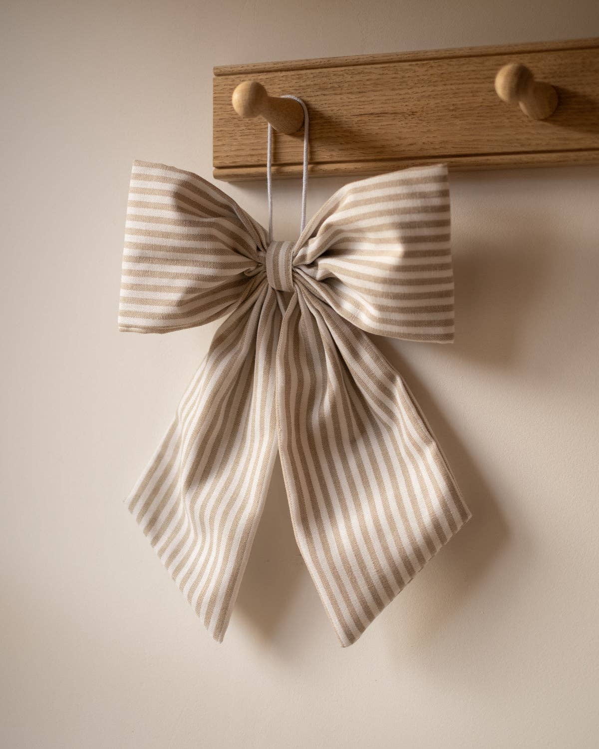 LAÇO DECORATIVO DE NATAL - Riscas Bege e Branco